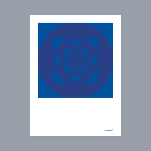 Tiefes Blau, rotierendes Zentrum – eine Postkarte wie ein stiller Sog.